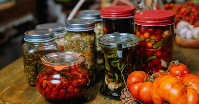 bocaux en verres avec des pickles pour illustrer la lactofermentation